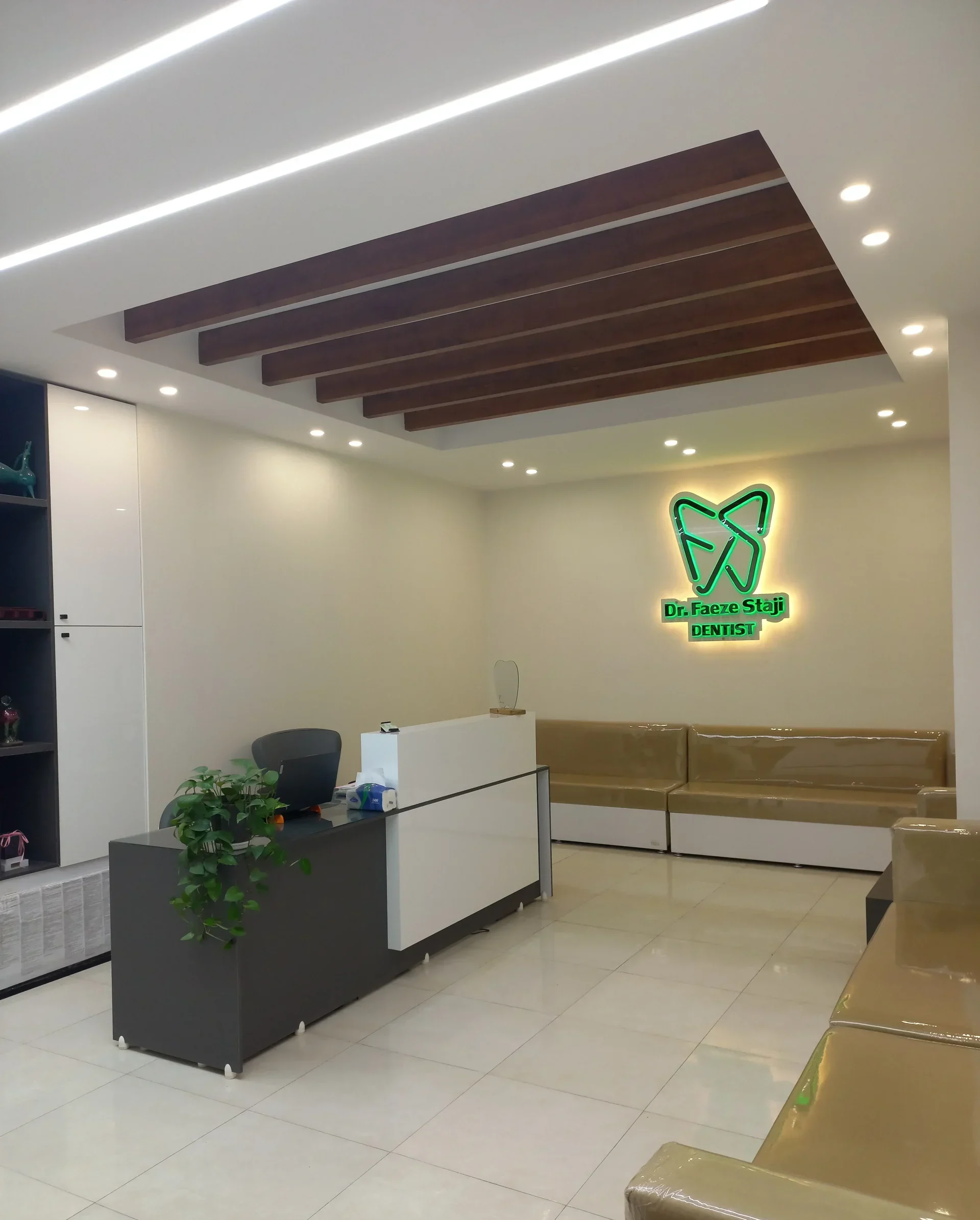 مطب دکتر فائزه استاجی ،دندانپزشکی در سبزوار است؛ جایی که یکی از بهترین دندانپزکشی سبزوار در حال ارائه خدماتی مانند دندانپزشکی اطفال سبزوار ، مشاوره تخصصی، ثبت نوبت و خدمات دنداپزششکی اقساطی سبزوار می‌باشد. فضای آرام، تمیز و استاندارد این مرکز نشان‌دهنده تعهد مجموعه به ارائه خدمات با کیفیت در دسته‌های دکتر دندانپزشک در سبزوار، درمان کودکان، خدمات اقساطی و مراقبت‌های عمومی و تخصصی دهان و دندان است و برای بیمارانی که به دنبال شماره دندانپزشکی سبزوار یا دندانپزشکی خوب سبزوار ، نوبت دندانپزشکی سبزوار هستند، گزینه‌ای مناسب محسوب می‌شود.