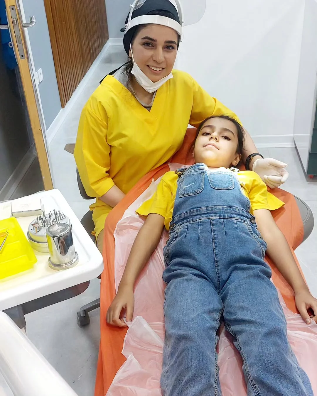 دکتر فائزه استاجی درحال دندانپزشکی کودکان